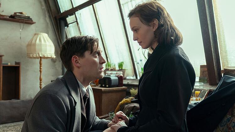 Morava (Jonas Nay) und seine Verlobte Jitka Modr&aacute; (Diana Dulinkov&aacute;) versuchen im Chaos zusammenzuhalten.