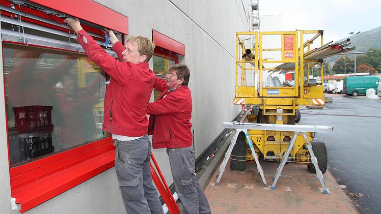 ... und draußen die roten Rollläden eingebaut werden.