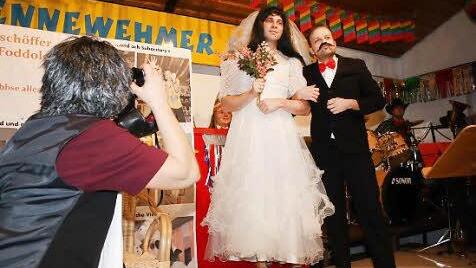 Die schwierige Sache mit dem Hochzeitsfoto. Braut: Martin Leber,, Bräutigam: Nico Reuss und Fotografin: Christa Wohlfart.
