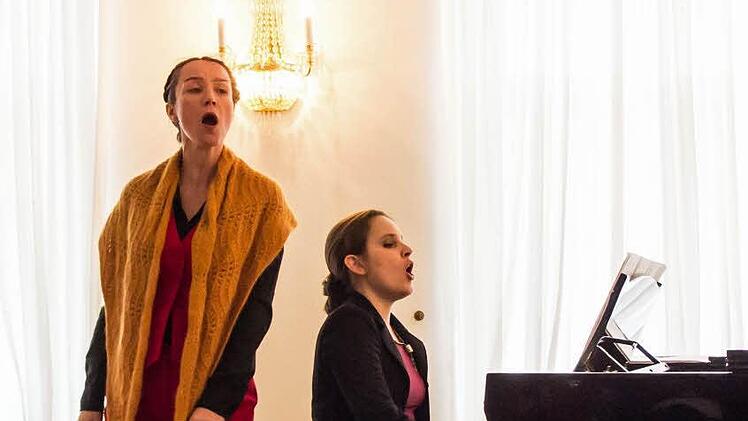 Impressionen von Anja Lenßens Brecht-Programm beim Rodacher Rückertkreis. Am Klavier: Virginia Breitenstein-KrejcikFoto: Jochen Berger