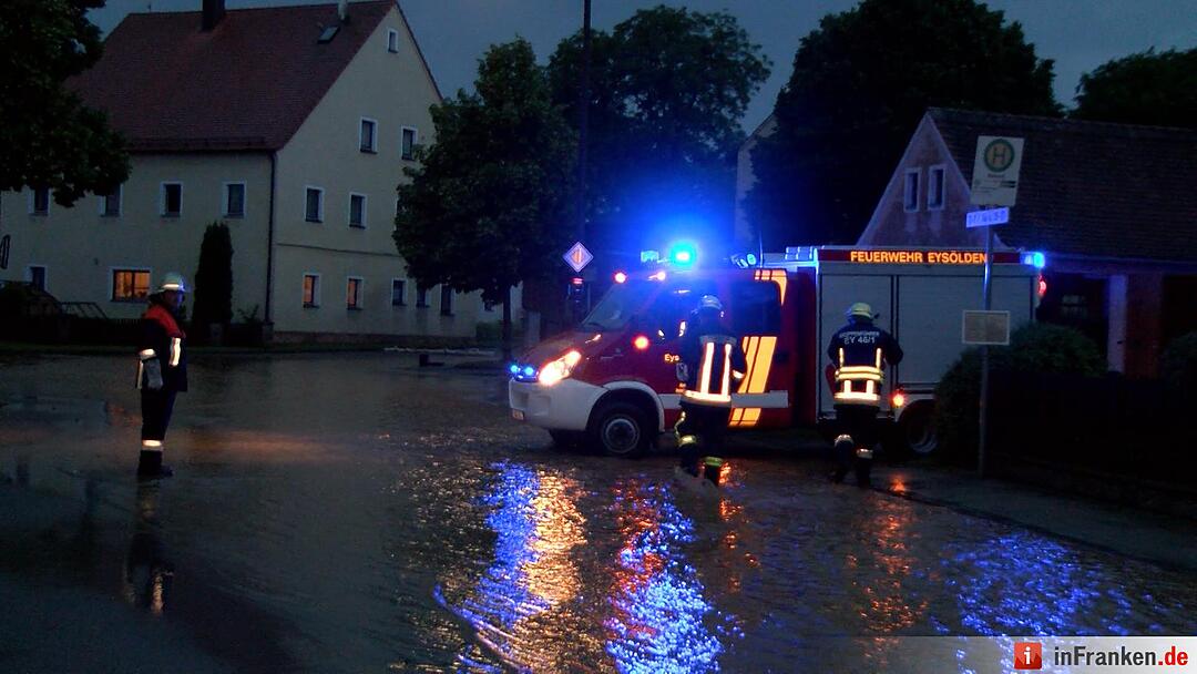 Unwetter in Mittelfranken: Überschwemmung, Blitzschlag, Straßenschäden