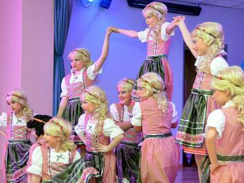 Vier verschiedene Garden hatte die Fidelia bei der Seniorensitzung zu bieten.  Foto: Peter Rauch