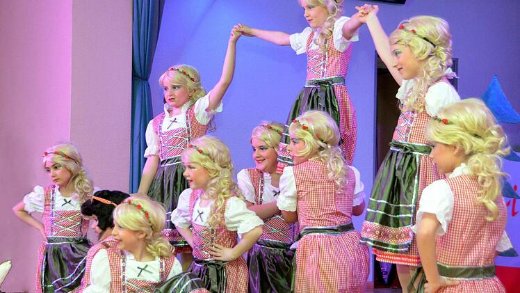 Vier verschiedene Garden hatte die Fidelia bei der Seniorensitzung zu bieten.  Foto: Peter Rauch