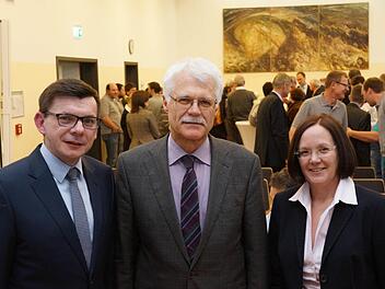Bürgermeister Armin Warmuth mit Norbert Kühnl und dessen Nachfolgerin als Geschäftsführerin der Stadtwerke, Anja Binder.Foto: Arkadius Guzy