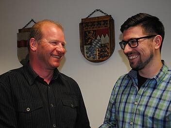 Mit Daniel Römmelt (rechts) kann Riedenberg erneut einen jungen Mitbürger für seine herausragenden Leistungen ehren. Zweiter Bürgermeister Matthias Dorn gratulierte ihm. Foto: Evelyn Schneider