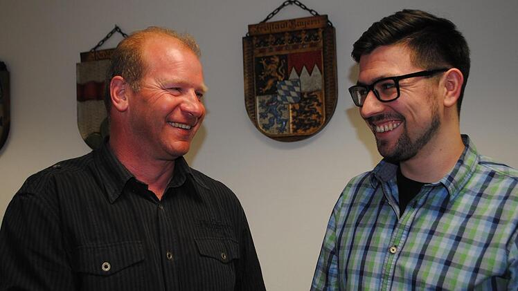 Mit Daniel Römmelt (rechts) kann Riedenberg erneut einen jungen Mitbürger für seine herausragenden Leistungen ehren. Zweiter Bürgermeister Matthias Dorn gratulierte ihm. Foto: Evelyn Schneider