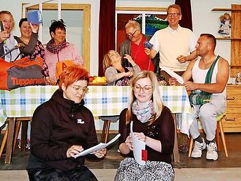 Eine muntere Theatergruppe, die sich bei der Probe auch durch eisige Temperaturen nicht die Laune verderben lässt. Von links sind das: Helmut Riedel, Tanja Krüger-Hein, Melanie Müller, Sonja Schiller, Heike Riedel, Werner Dalke, Stefan Franz und Marcel Schiller. Im Vordergrund die Regisseurin Ulli Gehrlicher (links) und Abteilungsleiterin Ines Tempelhagen. Foto: Helke Renner