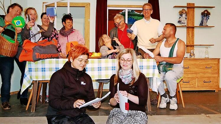 Eine muntere Theatergruppe, die sich bei der Probe auch durch eisige Temperaturen nicht die Laune verderben lässt. Von links sind das: Helmut Riedel, Tanja Krüger-Hein, Melanie Müller, Sonja Schiller, Heike Riedel, Werner Dalke, Stefan Franz und Marcel Schiller. Im Vordergrund die Regisseurin Ulli Gehrlicher (links) und Abteilungsleiterin Ines Tempelhagen. Foto: Helke Renner