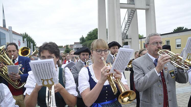 Aus über hundert Musikern von 13 Blaskapellen des NBMB setzt sich die musikalische Abordnung des Oberen Werntales beim Trachtenumzug des Oktoberfestes zusammen. Die Oerlenbacher Feuerwehr sperrte die Straßen immer kurzfristig für die Musiker.  Foto: Peter Klopf