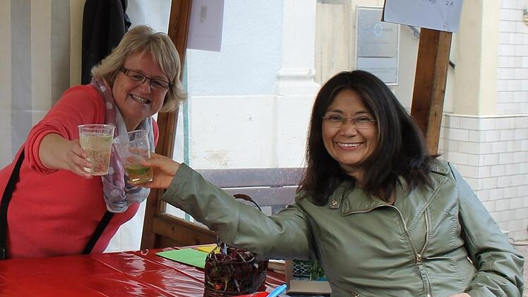Der Obst- und Gartenbauverein stößt mit den interessierten Standbesuchern an.  Foto: Janina Reuter