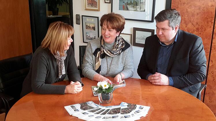 Bürgermeisterin Brigitte Meyerdierks (Bildmitte) stellte zusammen mit Karin Bauer (links) und Michael Worschech die Bürgerinformationsbroschüre vor. Die Leiterin der Tourist-Information und der Geschäftsleiter der Verwaltung waren federführend bei der Konzeption und Realisierung des Projekts. Foto: Rolf Pralle