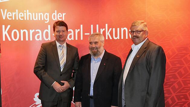 Sandro Kirchner (MdL, links), Hans Beer (IG Bau) und Preisträger Hermann Köth aus Premich (rechts).  Foto: Michael Groha