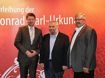 Sandro Kirchner (MdL, links), Hans Beer (IG Bau) und Preistr&auml;ger Hermann K&ouml;th aus Premich (rechts).  Foto: Michael Groha