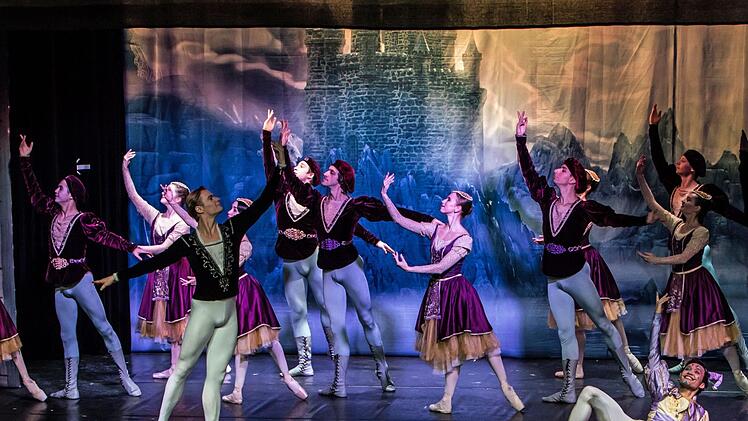 Märchen-Ballett mit Happy End: Tschaikowskys "Schwanensee, getanzt vom Russischen Staatsballett, beeindruckte die Besucher im Kongresshaus.Foto: Jochen Berger