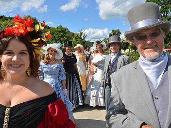 Lola Montez und ein Teil ihres Hofstaates beim flanieren im Bad Kissinger Rosengarten. Foto: Peter Rauch