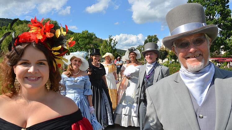 Lola Montez und ein Teil ihres Hofstaates beim flanieren im Bad Kissinger Rosengarten. Foto: Peter Rauch