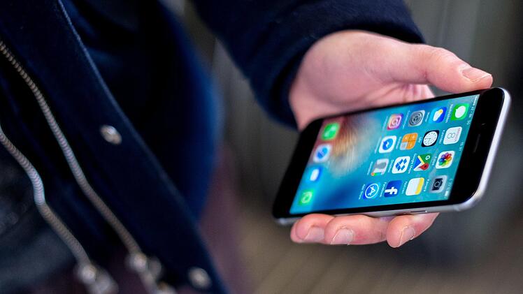 Vodoafone, O2 und Telekom haben über Nacht begonnen, eines ihrer Netze abzuschalten. Das mobile Surfen wird ab jetzt langsamer.