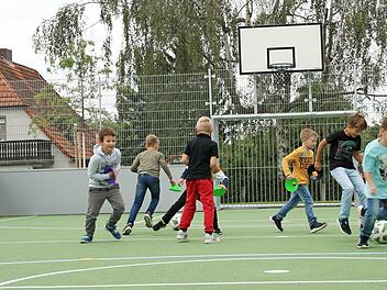 Eine erste Lektion in Sachen Fußball erteilte DFB-Jugendtrainer Philipp Thiem (links) zwölf Fußballern des Stadtsteinacher Horts.