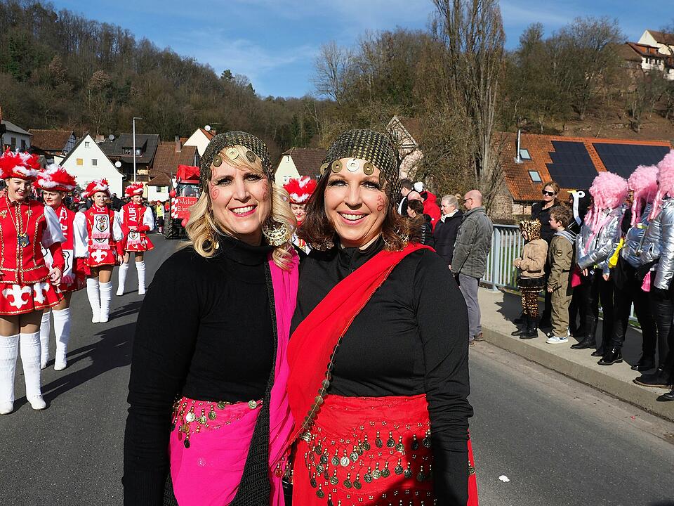 Buntes Faschingstreiben lockte tausende Besucher an.