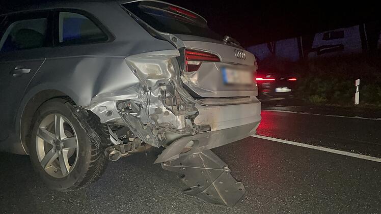 Unfall mit drei Autos: Mindestens eine Person verletzt
