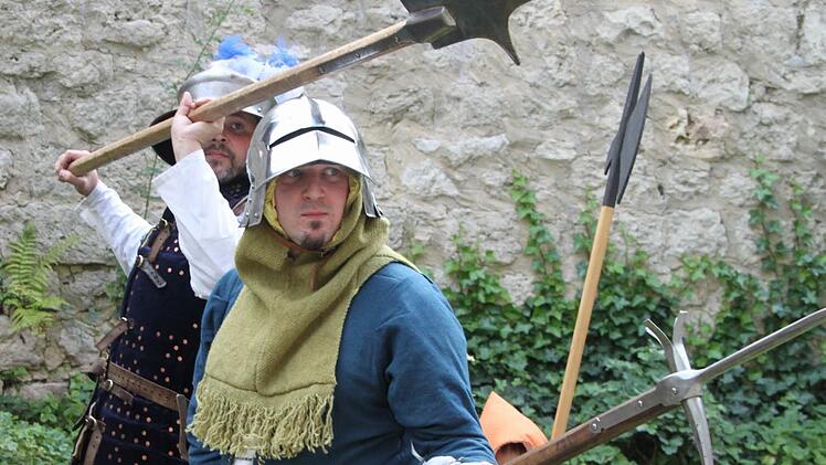 In Verteidigungsformation.