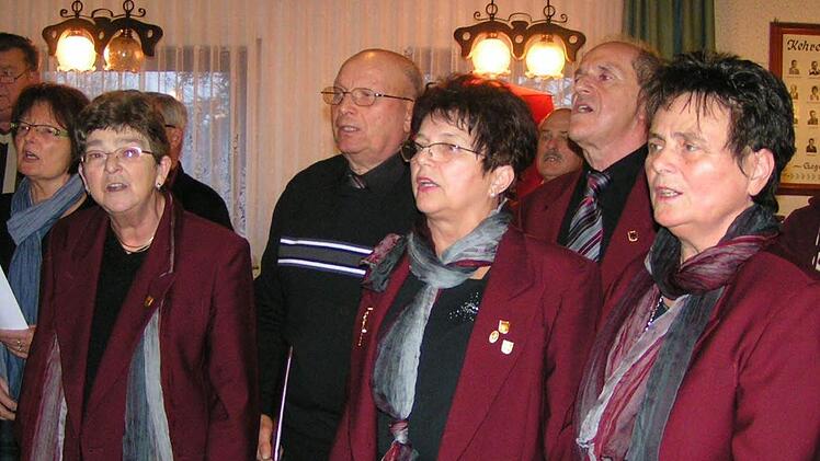 Die Geehrten bei ihrer Lieblingsbeschäftigung, dem gemeinsamen Singen (v. l.): Ingrid Schmitt, Heinrich Knauer, Margit Hofmann, Michael Striegel und Waltraud Kohl Foto: Amon