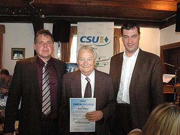 Erwin Müller (Mitte) hat den CSU-Ortsverband Burgpreppach einst mitgegründet. Er wurde nun zum Ehrenmitglied ernannt. Die Ehrung führten Hermann Niediek (links) und Finanzminister Markus Söder (rechts) durch. Foto: Schmidt