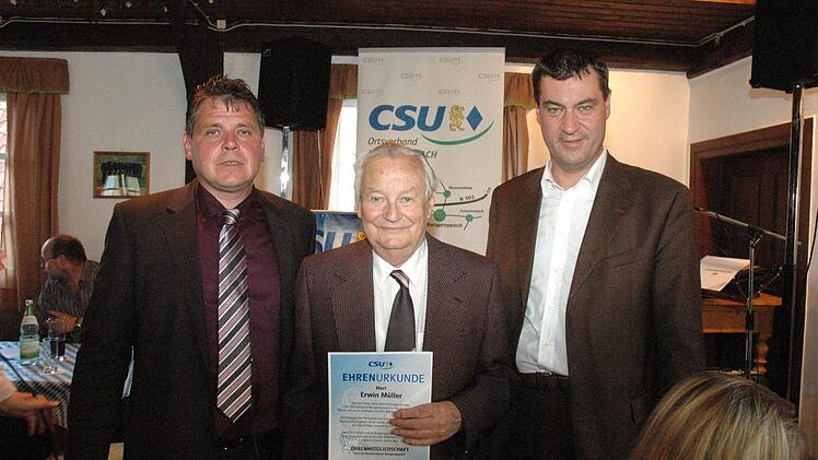 Erwin Müller (Mitte) hat den CSU-Ortsverband Burgpreppach einst mitgegründet. Er wurde nun zum Ehrenmitglied ernannt. Die Ehrung führten Hermann Niediek (links) und Finanzminister Markus Söder (rechts) durch. Foto: Schmidt
