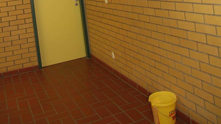 Im Verwaltungstrakt tropft es in eigens im Flur aufgestellte Eimerchen.