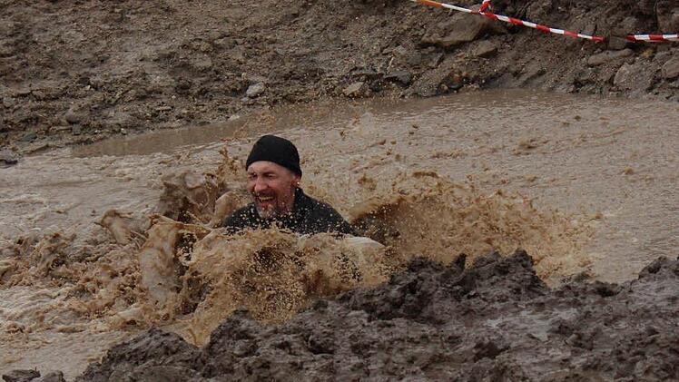 Voller Körpereinsatz war für Michael Bittermann und die weiteren Teilnehmer beim "Rockman Run" in Wunsiedel nicht nur im Wasser gefordert. Fotos: privat