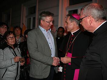 Viele Höchstadter wollten Georg Gänswein einfach einmal die Hand schütteln. Foto: Evi Seeger