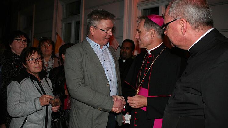 Viele Höchstadter wollten Georg Gänswein einfach einmal die Hand schütteln. Foto: Evi Seeger