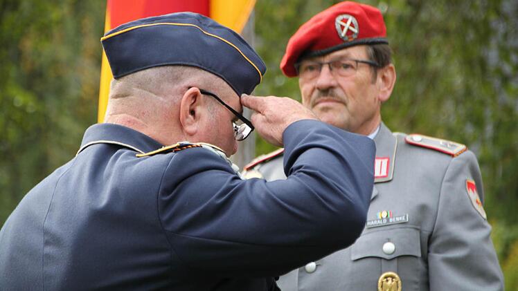 Karl Veit (links) vor dem Ehrenmal Foto: Ulrike Müller