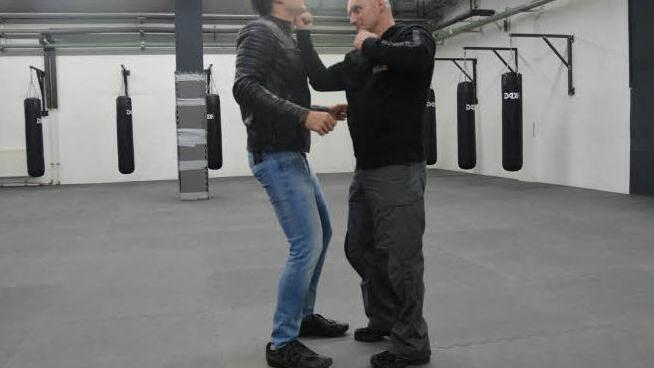 Nun folgt ein Schlag von unten nach oben (Uppercut). Foto: Tina Meier