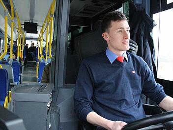 Busfahrer André Stöhr aus Höchstadt fährt unter anderem die Expresslinie Höchstadt-Erlangen über die A3.  Foto: Christian Bauriedel