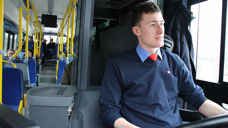 Busfahrer André Stöhr aus Höchstadt fährt unter anderem die Expresslinie Höchstadt-Erlangen über die A3.  Foto: Christian Bauriedel