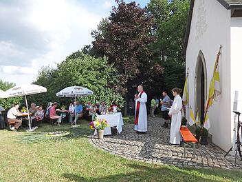 Der heilige Cyriakus ist einer der weniger bekannten Nothelfer. Der Gottesdienst, der alljährlich zu seinem Gedenktag vor der Eschenbacher Nothelfer-Kapelle stattfindet und zu dem die Eltmanner eine Wallfahrt veranstalten, ist allerdings ein besonderes Erlebnis.  Foto: sw