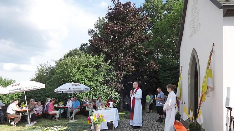 Der heilige Cyriakus ist einer der weniger bekannten Nothelfer. Der Gottesdienst, der alljährlich zu seinem Gedenktag vor der Eschenbacher Nothelfer-Kapelle stattfindet und zu dem die Eltmanner eine Wallfahrt veranstalten, ist allerdings ein besonderes Erlebnis.  Foto: sw