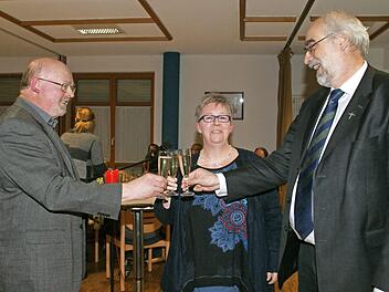 Stießen auf einen reibungslosen Übergang in der Leitung des Diözesanbüros in Haßfurt an (von rechts): Domkapitular Christoph Warmuth, die neue Leiterin Mirjam Wolf und ihr Vorgänger Rudi Langer.  Foto: sw