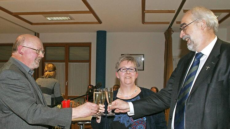 Stießen auf einen reibungslosen Übergang in der Leitung des Diözesanbüros in Haßfurt an (von rechts): Domkapitular Christoph Warmuth, die neue Leiterin Mirjam Wolf und ihr Vorgänger Rudi Langer.  Foto: sw