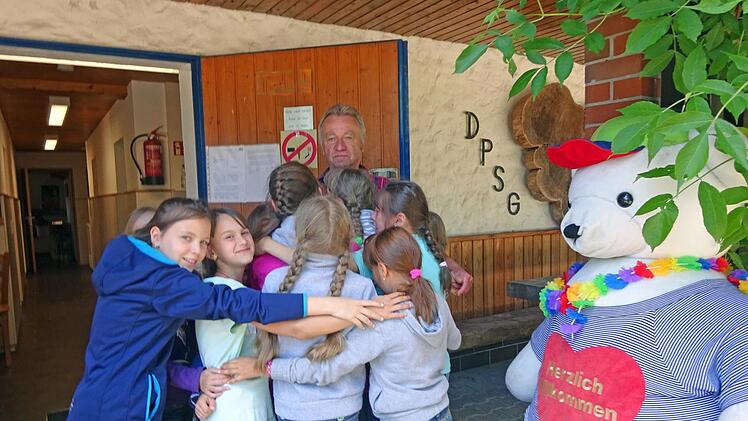 Vorsitzender Dieter Wolf inmitten einer Gruppe von Kindern aus der Ukraine, die in Neustadt willkommen geheißen werden. Foto: privat