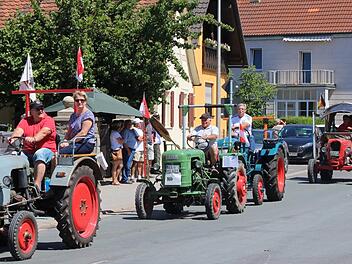Dieselgeruch inklusive: Bei der Parade durch Frensdorf gab es viele Oldtimer zu bestaunen.  Fotos: Evi Seeger