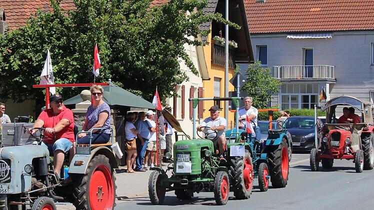 Dieselgeruch inklusive: Bei der Parade durch Frensdorf gab es viele Oldtimer zu bestaunen.  Fotos: Evi Seeger