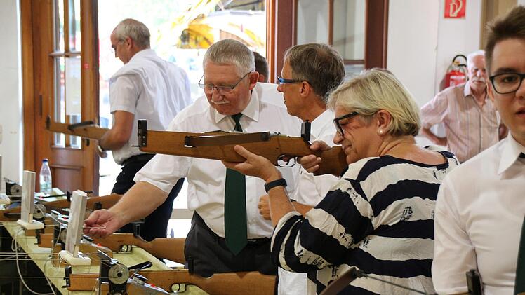Promi-Armbrustschießen beim Coburger Vogelschießen - hier SPD-Stadträtin Petra SchneiderOliver Schmidt