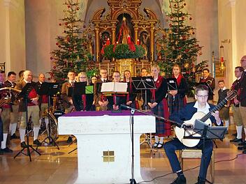 Marcel Schuberth aus Hesselbach verzauberte die Besucher mit der Klarheit und Tiefgründigkeit seines Gitarrenspiels.Heike Schülein