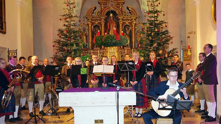 Marcel Schuberth aus Hesselbach verzauberte die Besucher mit der Klarheit und Tiefgründigkeit seines Gitarrenspiels.Heike Schülein