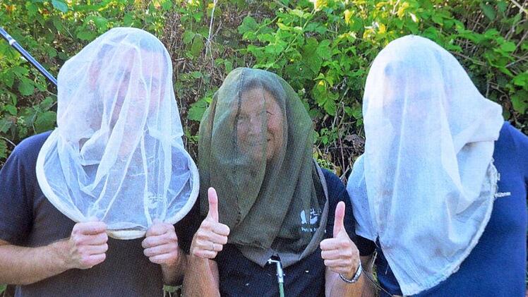 Die drei Autoren ganz gefangen bei der Kartierarbeit. Foto: LBV