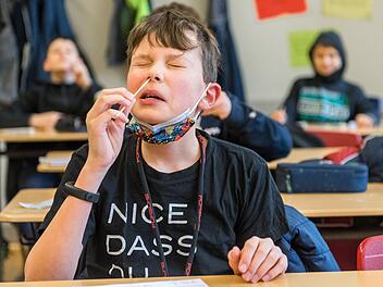 Verpflichtende Schnelltests für alle vor Unterrichtsbeginn könnten eine Rückkehr zum "normalen" Schulalltag wieder möglich machen. Symbolbild: Holger John/dpa