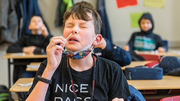 Verpflichtende Schnelltests für alle vor Unterrichtsbeginn könnten eine Rückkehr zum "normalen" Schulalltag wieder möglich machen. Symbolbild: Holger John/dpa