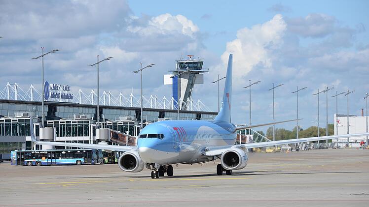 Nürnberger Flughafen eröffnet Griechenland-Saison: Mit dem TUIfly-Flug X3 4102 hob am Freitag (14. Mai 2021) das erste Passagierflugzeug im Jahr 2021 am Albrecht-Dürer-Airport nach Kreta ab.